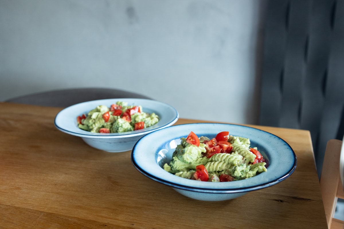 Veganský těstovinový salát ze sezónní zeleniny s kešu zálivkou (bezlaktózový)