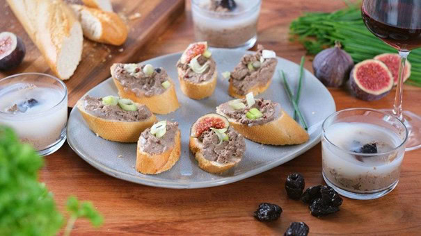 Domácí husí paštika se sušenými švestkami