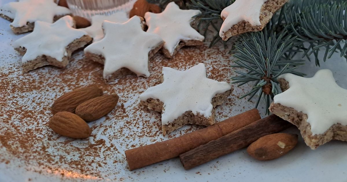 Recept: Kořeněné skořicové hvězdičky s mandlemi a polevou
