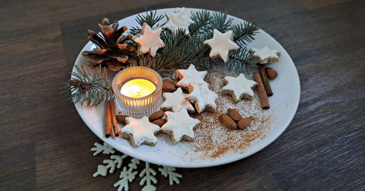 Recept: Kořeněné skořicové hvězdičky s mandlemi a polevou