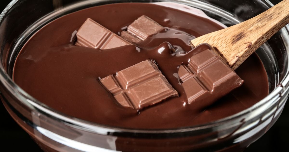 Nejbezpečnější způsob, jak rozpustit čokoládu, je pomocí vodní lázně, kde nehrozí spálení.