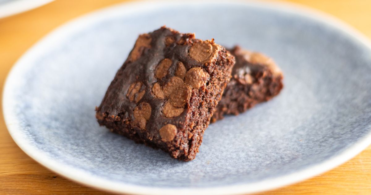 Změnila se krásně rozpouštějící čokoláda rychle v hustou, zrnitou hmotu podobnou mokrému písku? Na pralinky už tuto čokoládu nepoužijete, ale do těsta na brownies bude pořád skvělá.