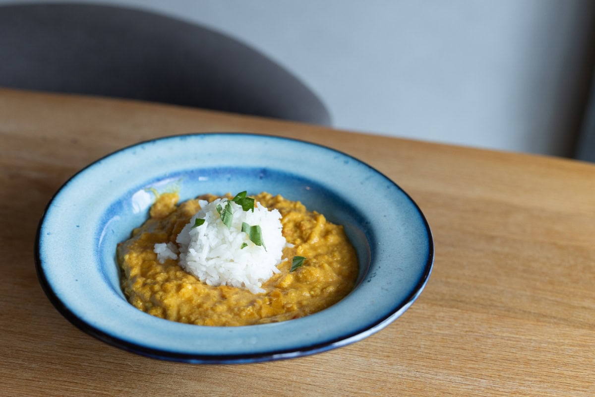 indické curry z červené čočky a koskosového mléka