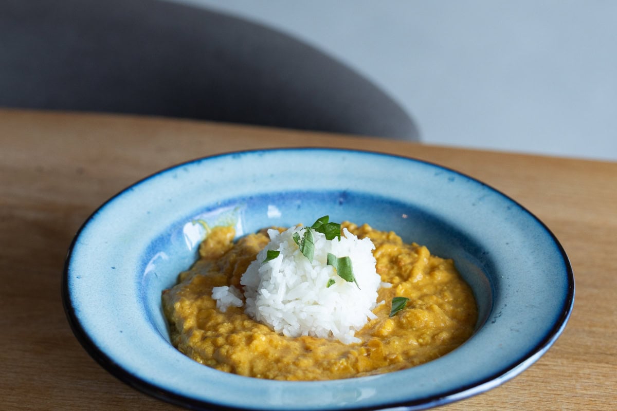 Indické curry máme nejraději s rýží nebo s plackou