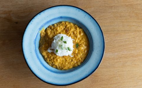 Indické curry máme nejraději s rýží nebo s plackou