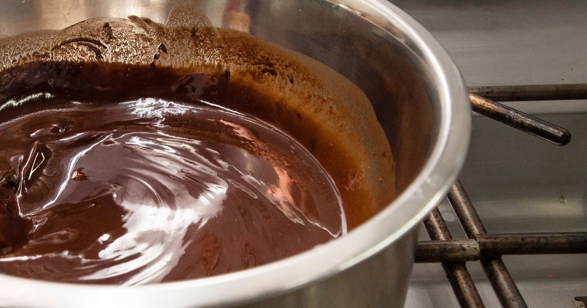 Rozpouštění čokolády přímo v rendlíku možné je, ale musíte být neustále ve střehu.