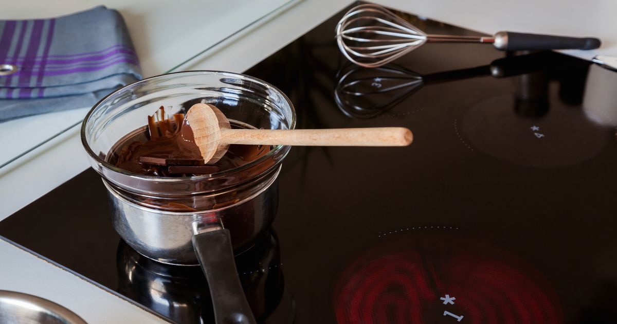 Vodní lázeň je naše nejoblíbenější metoda, jak rozpustit čokoládu, protože ji jen tak nespálíte. Dává čokoládě čas rozpustit se pomalu a rovnoměrně.