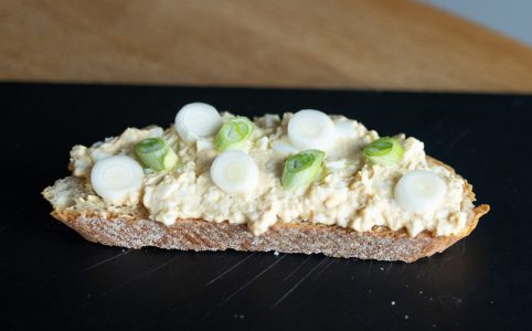 Vajíčková pomazánka bez majonézy může být perfektním základem chlebíčků