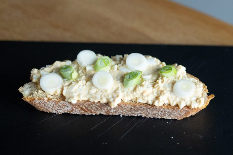 Vajíčková pomazánka bez majonézy může být perfektním základem chlebíčků