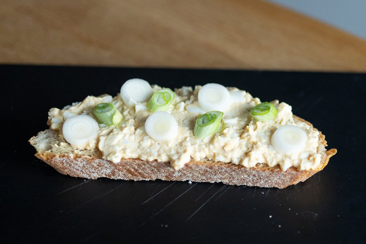 Vajíčková pomazánka bez majonézy může být perfektním základem chlebíčků