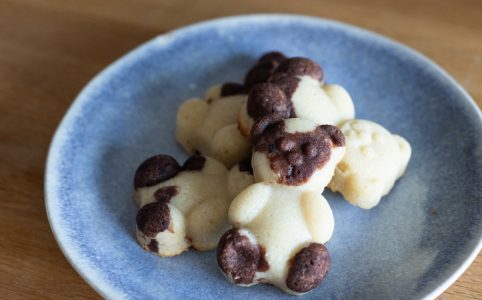 Domácí kokosoví brumíci bez vajec, bez cukru i bez laktózy, které můžete dát i těm nejmenším od šesti měsíců. Veganské, bez zbytečných alergenů.