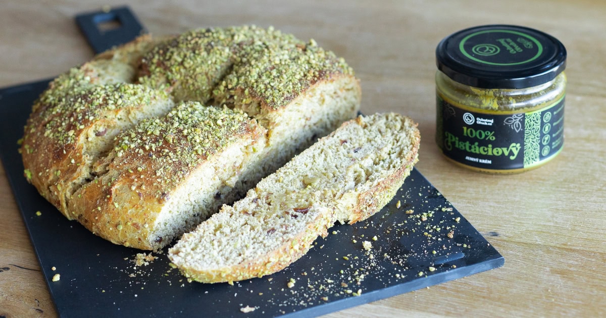 Luxusní a jednoduchý pistáciový mazanec s datlemi 