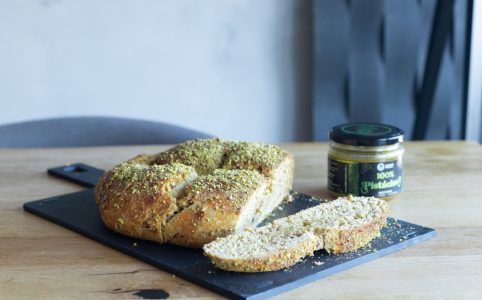 Luxusní a jednoduchý pistáciový mazanec s datlemi