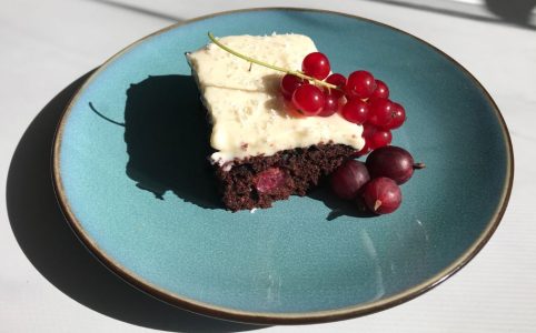 Zdravá kefírová buchta s ovocem a jogurtovou polevou