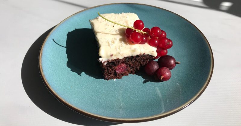 Zdravá kefírová buchta s ovocem a jogurtovou polevou