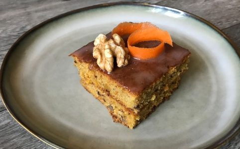 mrkvová buchta s ořechy