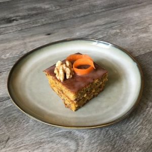 Mrkvová buchta s ořechy na plech