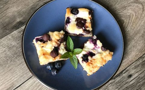 Borůvková bublanina s drobenkou a tvarohem