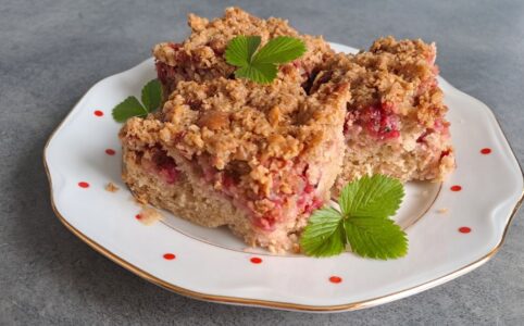 Rybízová buchta s drobenkou