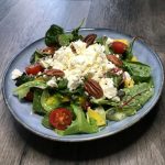 Recept: Mangový salát s koriandrem a ořechy