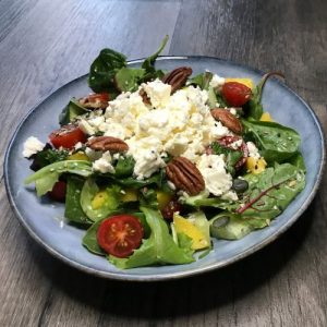 Recept: Mangový salát s koriandrem a ořechy