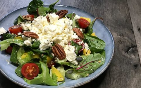 Recept: Mangový salát s koriandrem a ořechy