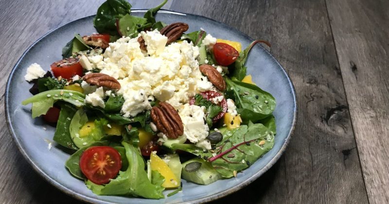 Recept: Mangový salát s koriandrem a ořechy