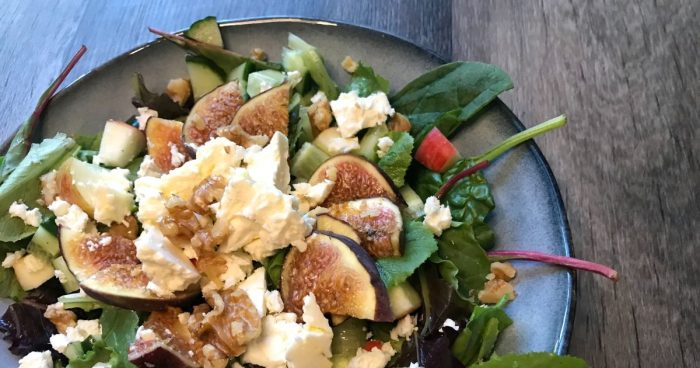 Salát s kozím sýrem a fíky
