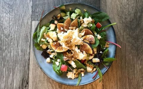 Salát s kozím sýrem a fíky