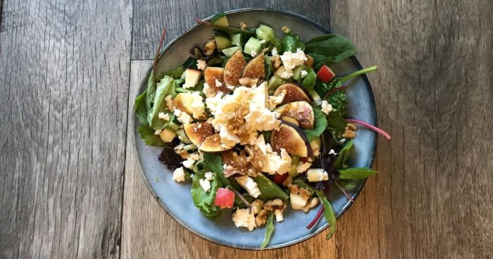 Salát s kozím sýrem a fíky