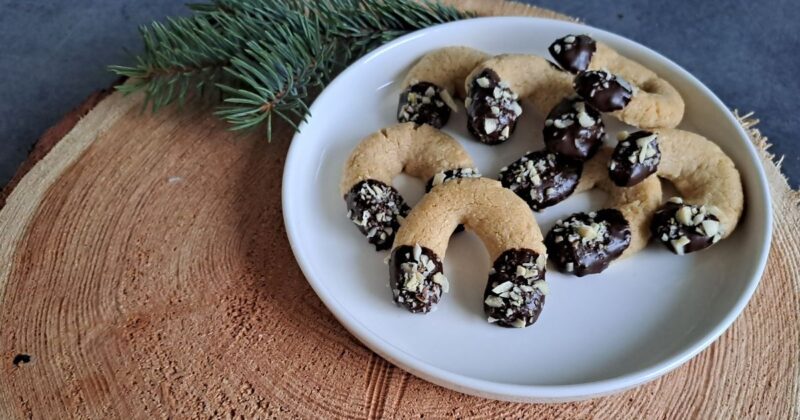 Mandlové rohlíčky z mandlové mouky, máčené v čokoládě