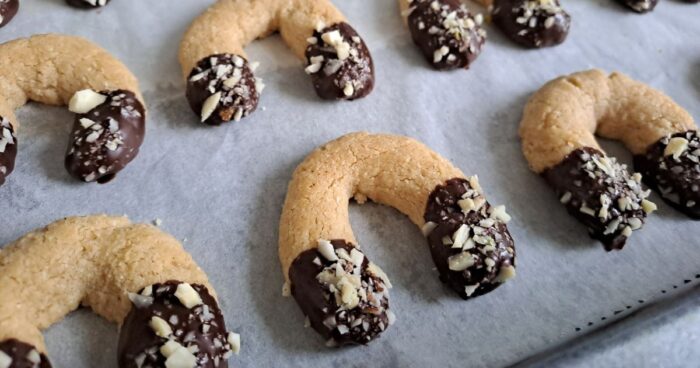 Mandlové rohlíčky z mandlové mouky, máčené v čokoládě