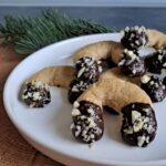 Mandlové rohlíčky z mandlové mouky, máčené v čokoládě