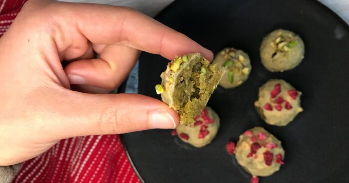 Recept: Nepečené pistáciové kuličky s bílou čokoládou