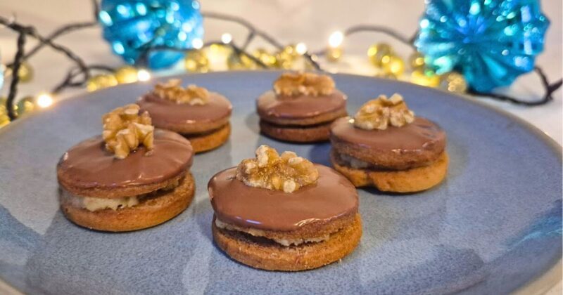 Pravé Ischelské dortíčky s ořechovou náplní