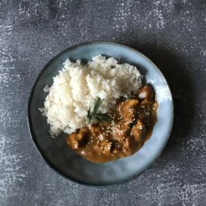 Recept: Kuřecí satay s arašídovou omáčkou