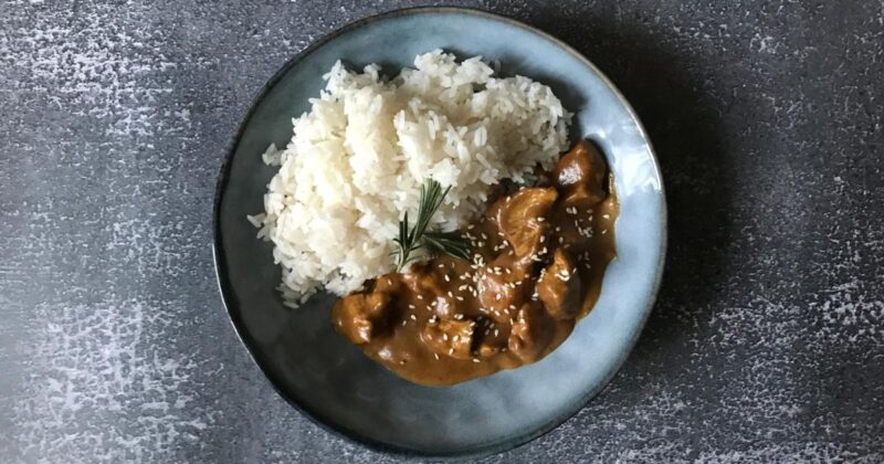 Recept: Kuřecí satay s arašídovou omáčkou