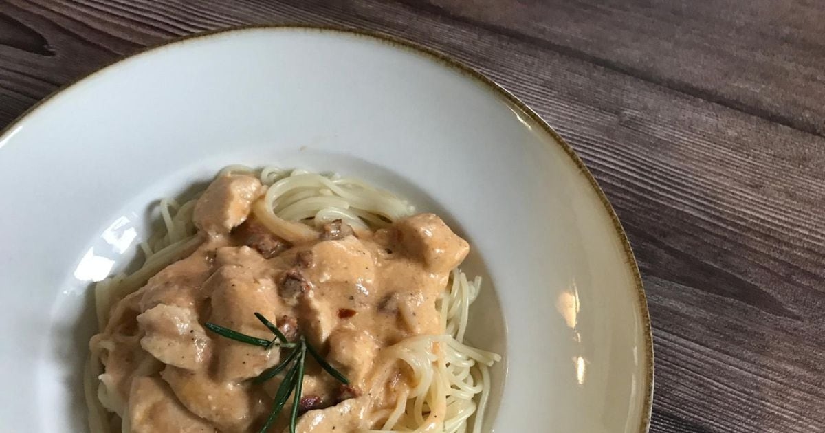 Recept: Smetanová omáčka s kuřecím masem a sušenými rajčaty