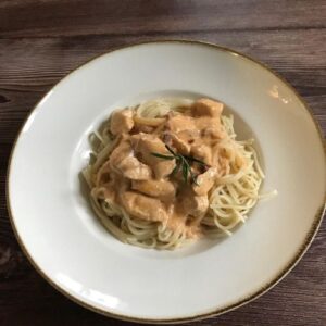 Recept: Smetanová omáčka s kuřecím masem a sušenými rajčaty