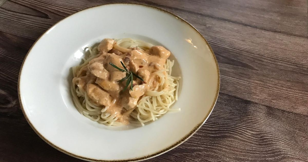 Recept: Smetanová omáčka s kuřecím masem a sušenými rajčaty