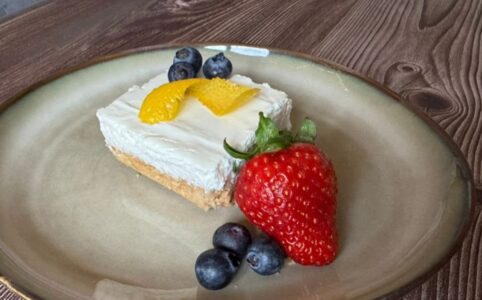 Recept: Nejlepší citronový cheesecake s kešu a ovocem