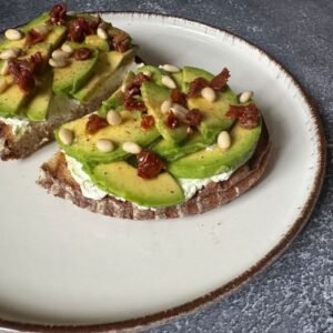 Recept: Rychlý avokádový toust s rajčaty