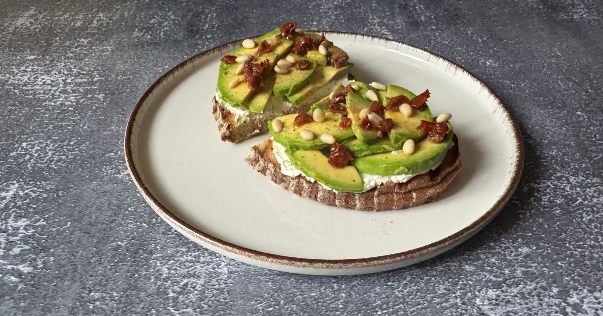 Recept: Rychlý avokádový toust s rajčaty