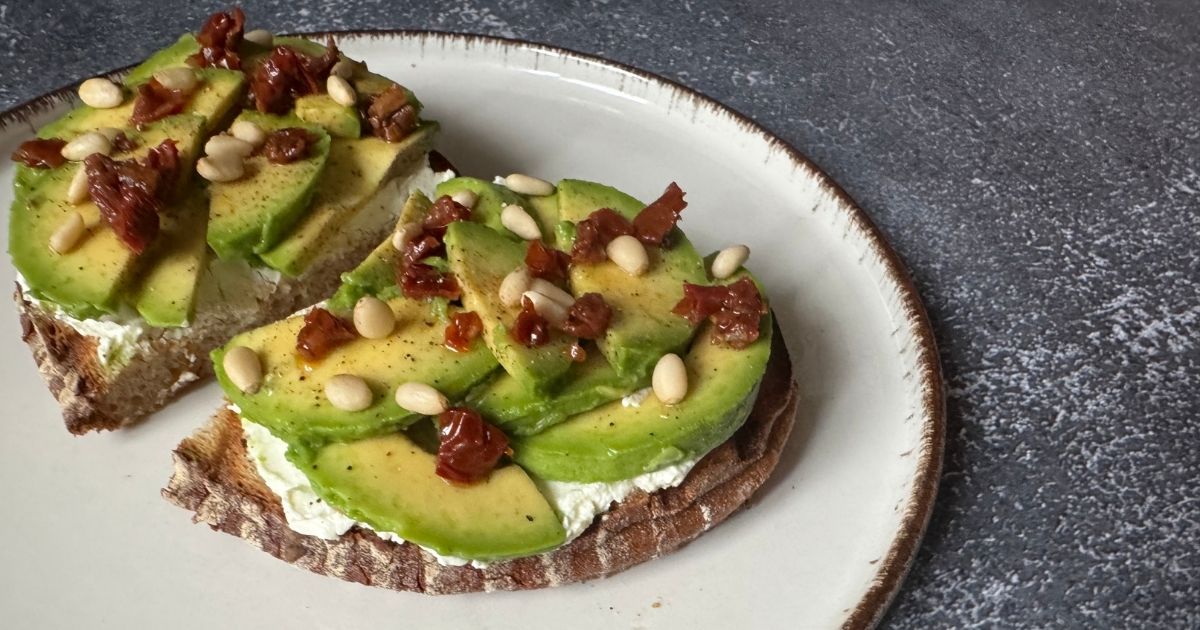 Recept: Rychlý avokádový toust s rajčaty